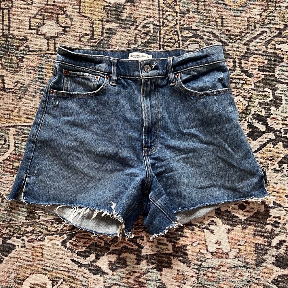 Abercrombie High Rise 4" Mom Short